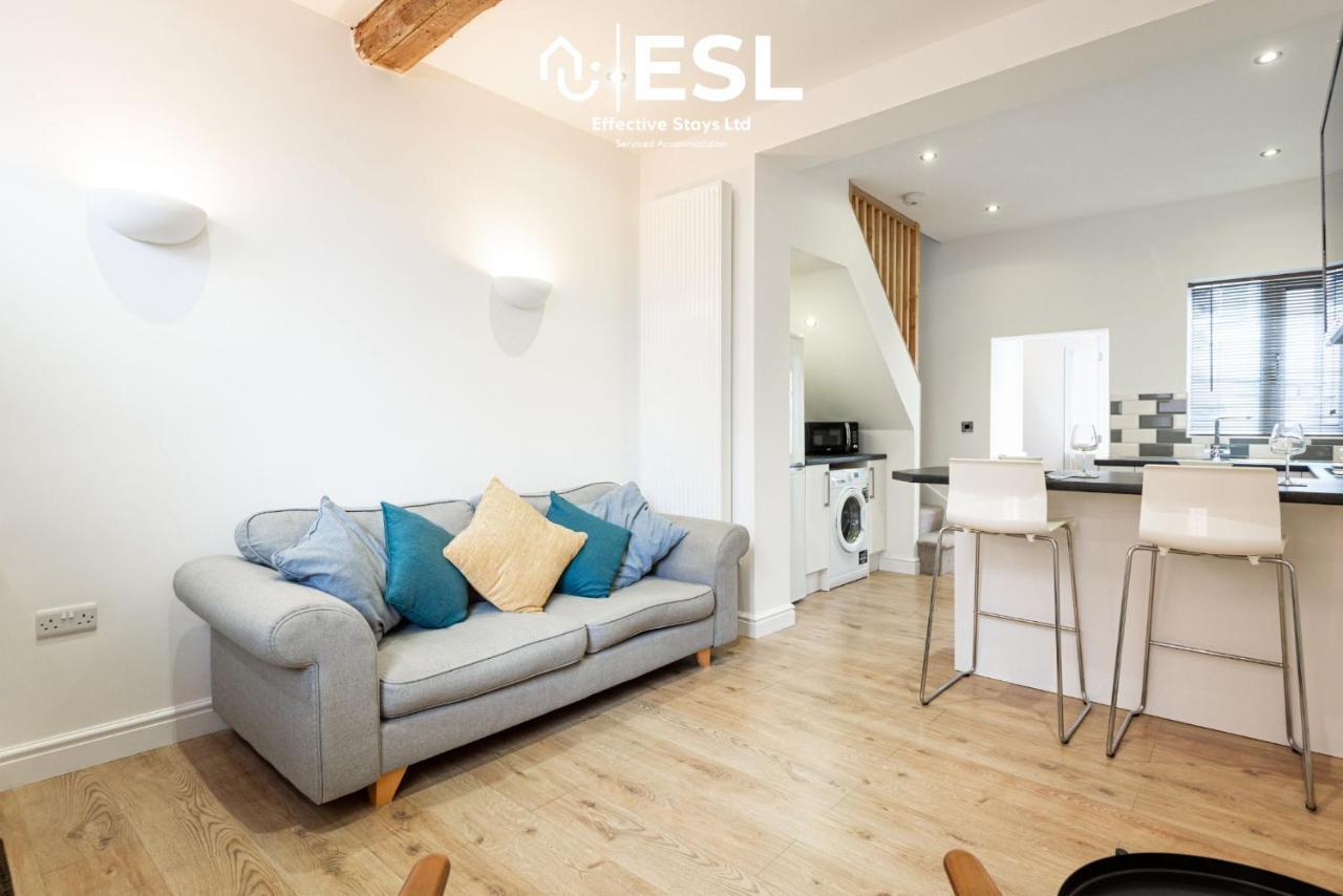 2 Bedroom Terrace Cottage, Parking, 5 Minutes Drive To Royal Shrewsbury Hospital Kültér fotó