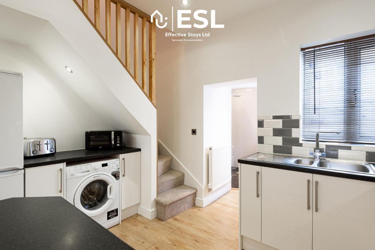 2 Bedroom Terrace Cottage, Parking, 5 Minutes Drive To Royal Shrewsbury Hospital Kültér fotó